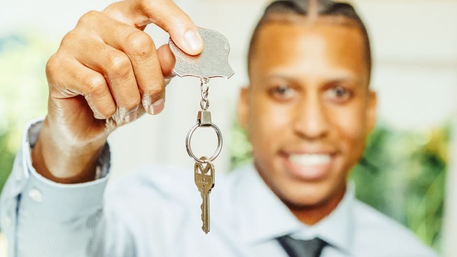 Blog 1 Local vs. Online Mortgage Lenders: Why Choose Certified Home Loans?